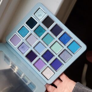 Cosmic Brushes/Beauty Winter Wonderland 20 Pan Eyeshadow Palette
